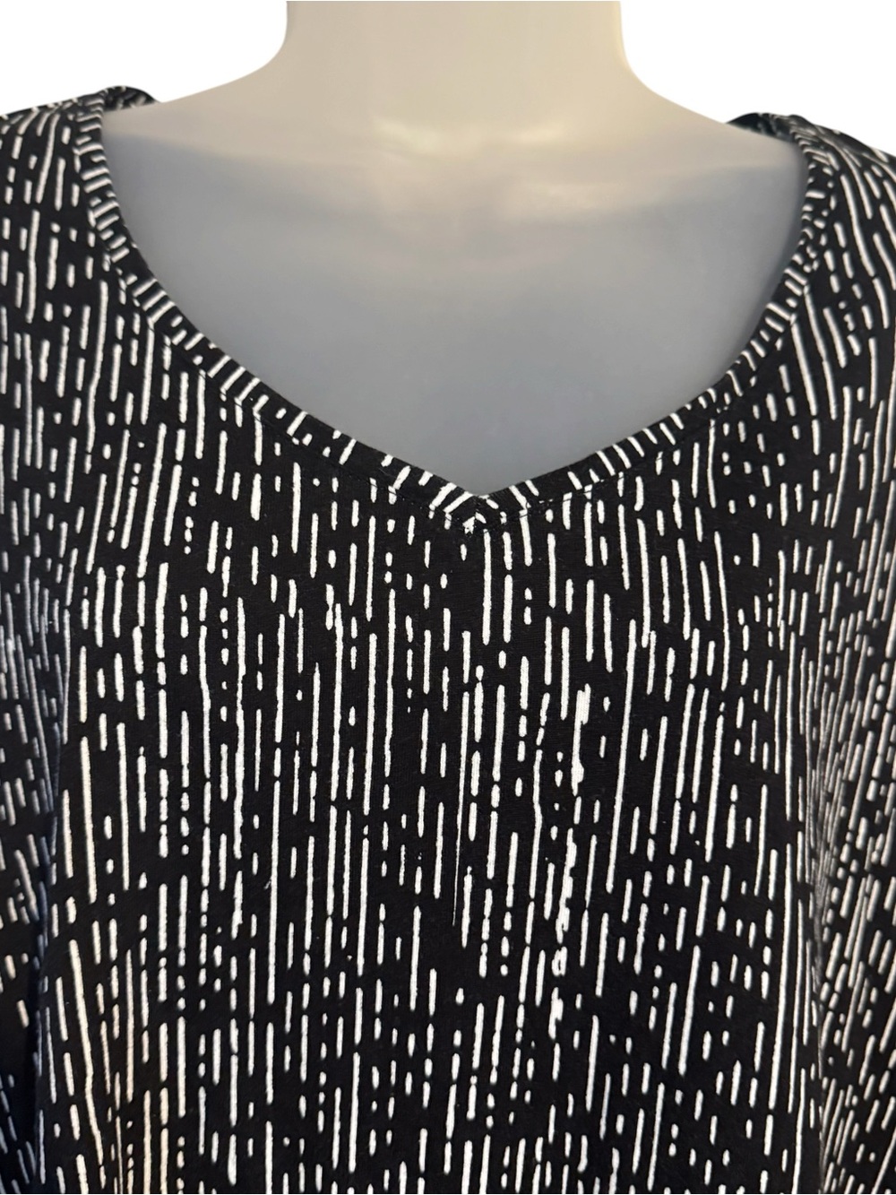 Catherine's Black & White 3/4 Sleeves V-Neck Patterned Casual Top PLUS: 5X #J - Picture 2 of 7